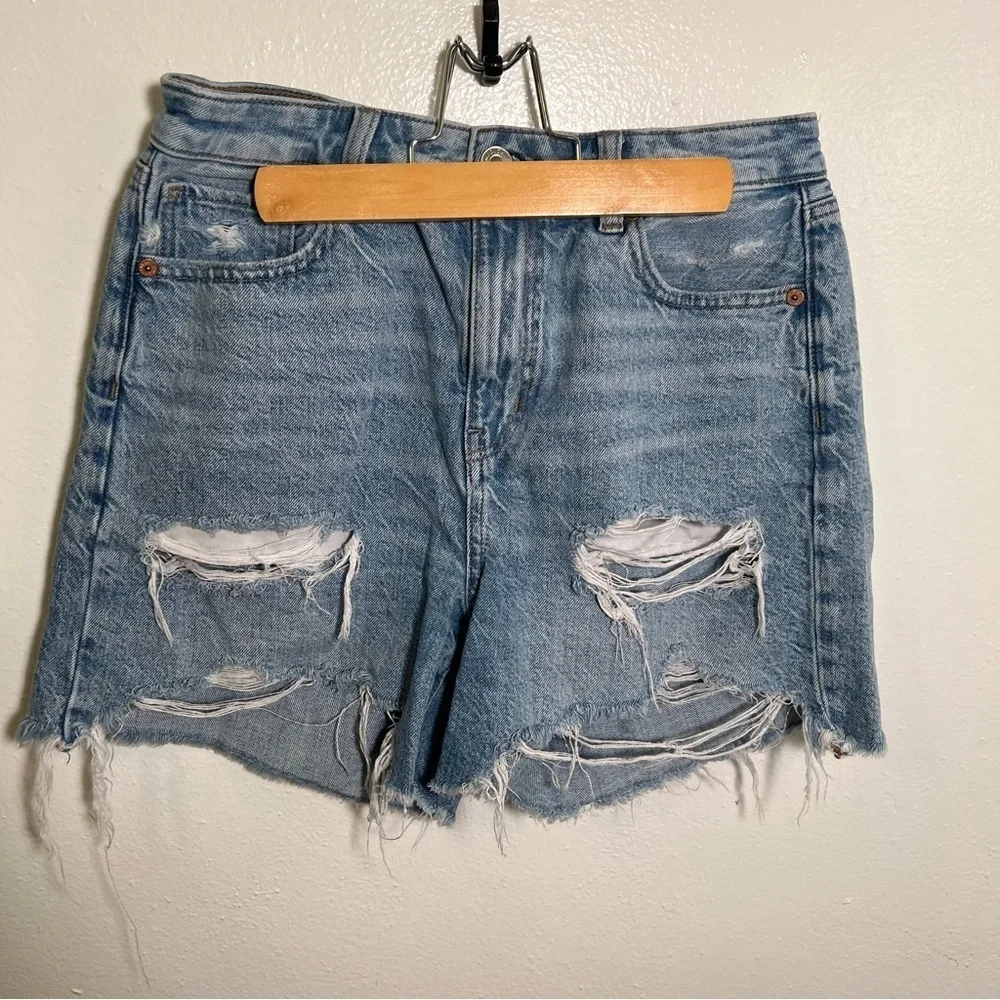 American Eagle Womens Size 2 Denim Baggy Mom Short Light Wash Distressed Cut Off